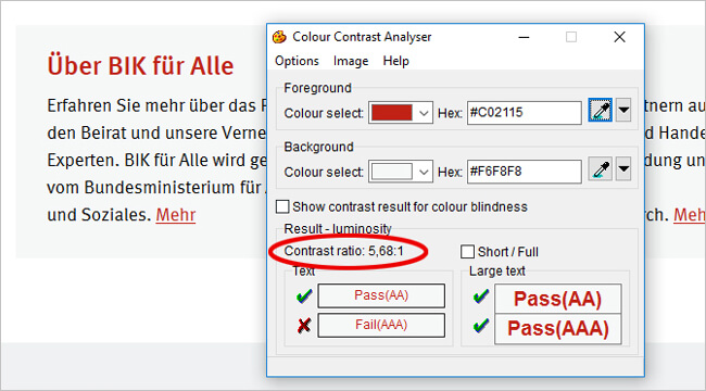 Der Colour Contrast Analyser zeigt bei dunkelrotem Text auf hellgrauem Hintergrund ein Kontrastverhältnis von 5,68:1 an.