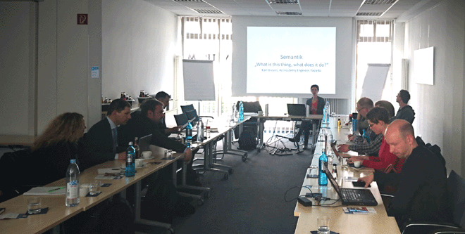 Meetingraum der Bitkom mit Zuhörern und Referentin