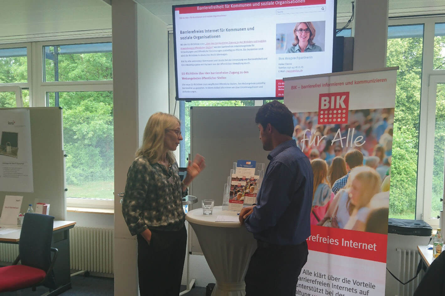 Beratung am Messestand von BIK für Alle