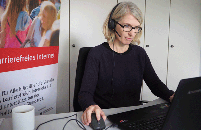 Referentin eines Webinars, mit Headset und Laptop