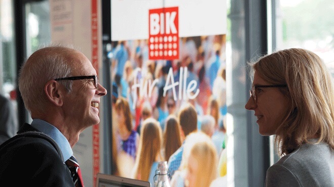 Beratungssituation, im Hintergrund Poster "BIK für Alle"